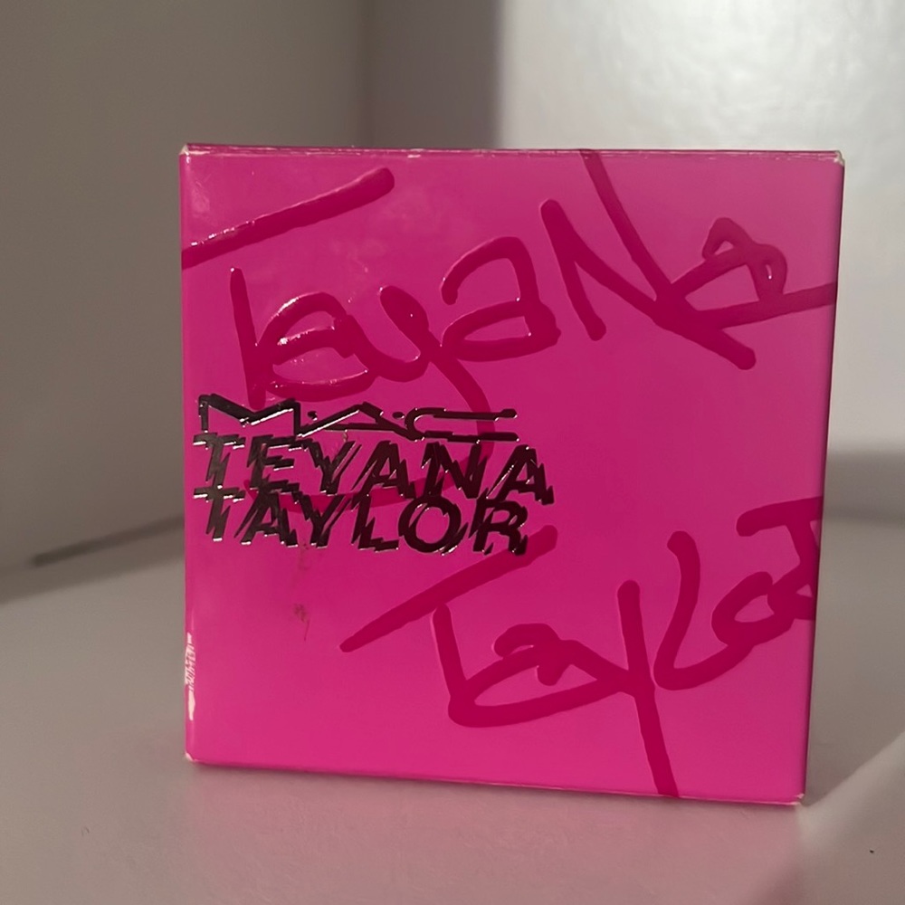 MAC TEYANA TAYLOR HOUSE OF PETUNIA MINERALIZE SKINFINISH